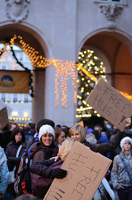 2008-12-06 free hugs for salzburg